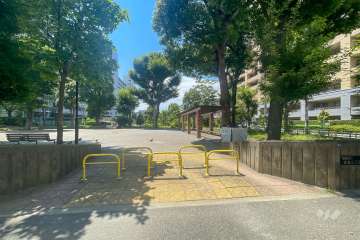 敷地に隣接した『蓮根三丁目公園』