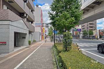 敷地の南側前面道路（西側から）