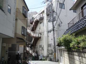 裏口の階段
