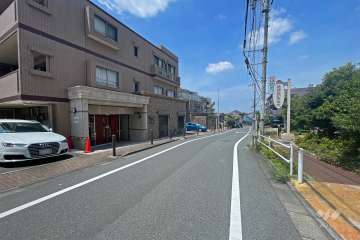 敷地の北側前面道路（東側から）