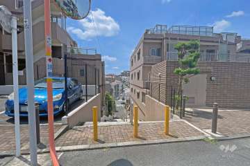 敷地西側の階段通路（北側から）