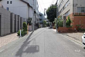 敷地北側の前面道路（東側から）