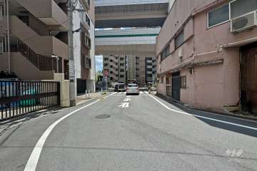 敷地西側の前面道路（北側から）