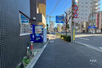 敷地の南側前面道路（西側から）