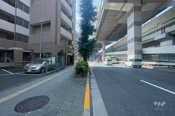 敷地西側の前面道路