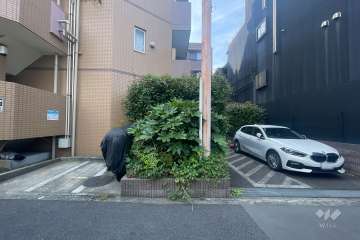 敷地内駐車場（屋外平面式）と駐輪場