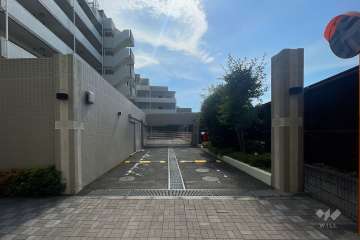 駐車場の出入り口（リングシャッター付き）