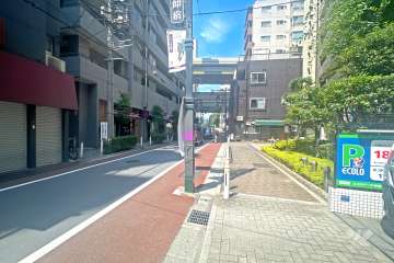 敷地の南側前面道路（東側から）