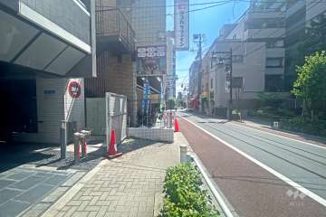 敷地の南側前面道路（西側から）