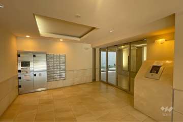 エントランスはオートロック付きです。