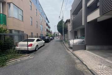 敷地の東側前面道路（南側から）