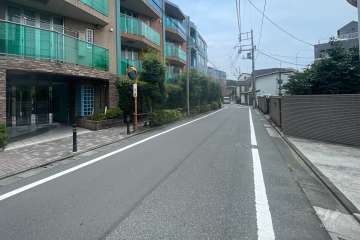 敷地の西側前面道路（北側から）