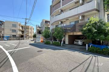 敷地の北東側前面道路（北西側から）