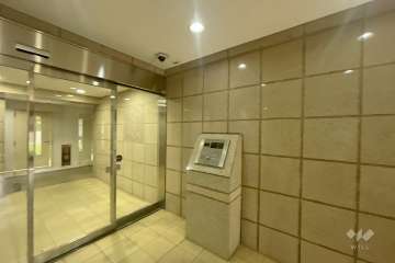 エントランスはオートロック付きです。