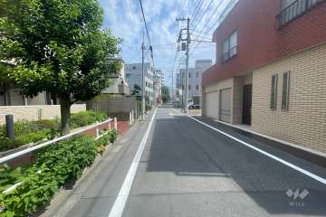 敷地西側の前面道路