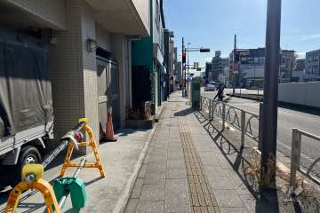 敷地西側の前面道路