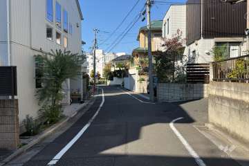 敷地の東側前面道路（南側から）