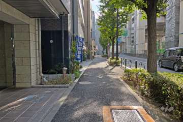 敷地の北西側前面道路は山手通りです（北東側から）。