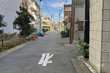 敷地の北東側前面道路（北西側から）