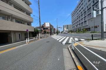 敷地東側の前面道路（南側から）