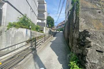 敷地北東側の前面道路（南東側から）