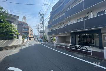 敷地北西側の前面道路（南西側から）