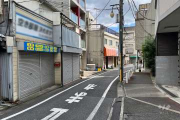 敷地の北東側前面道路（北西側から）