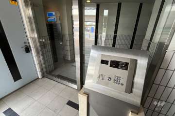 エントランスはオートロック付きです。