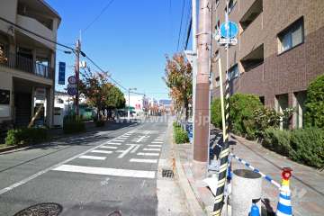 敷地西側の前面道路