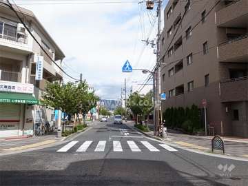 敷地西側の前面道路。通り沿いには店舗も並んでいます。
