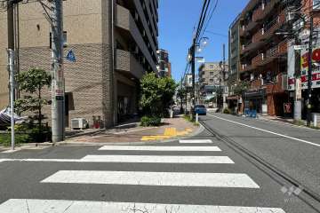 敷地の北側前面道路（東側から）