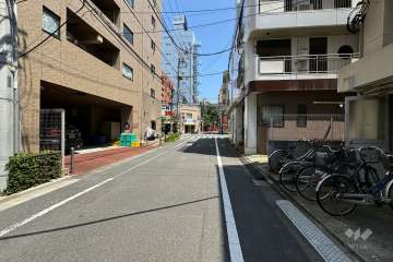 敷地の東側前面道路（南側から）