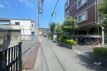 敷地の北側前面道路（西側から）