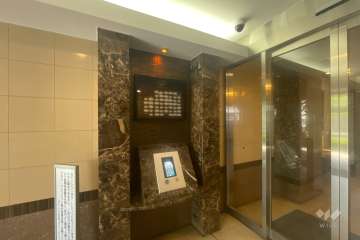 エントランスはオートロック付きです。