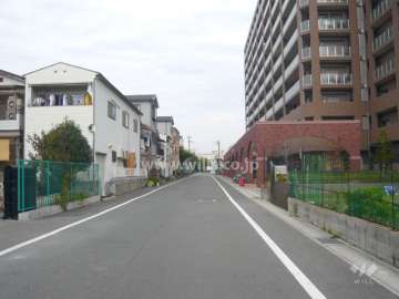 周辺の街並み（住宅と工場が混在しています。）