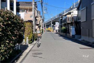 敷地の東側前面道路（南側から）
