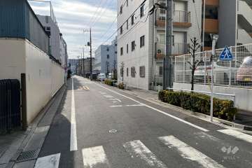敷地の東側前面道路（北側から）