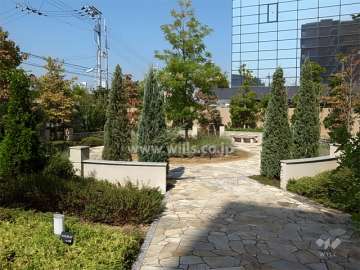 県道側のエントランス横にある円形の公園。ベンチも設置されています。