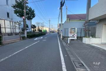 敷地西側の前面道路　