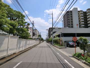東側前面道路（北側から）