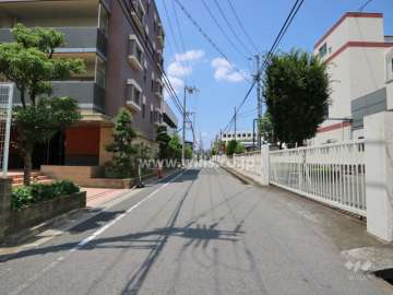 東側前面道路（南側から）