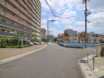 西側前面道路（北側から）