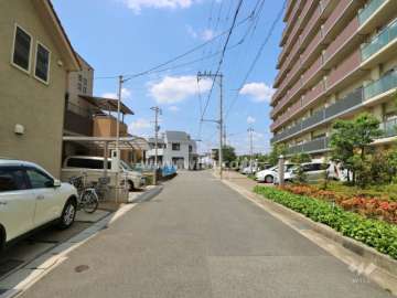 西側前面道路（南側から）