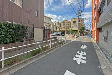 敷地の東側前面道路（南側から）