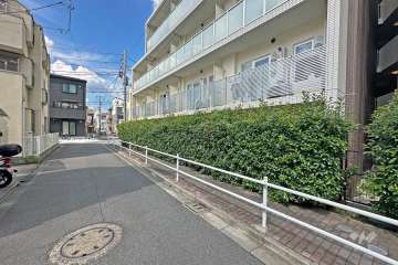 敷地の西側前面道路（南側から）