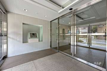 エントランスはオートロック付きです。