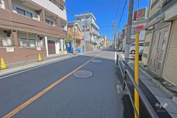 敷地の東側前面道路は中丸通りです（南側から）。