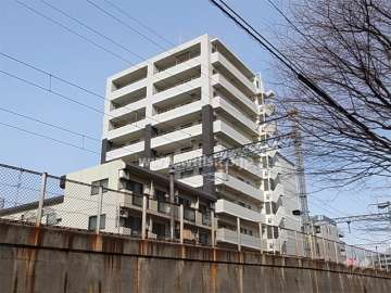 クオリス伊丹西台の外観（南東側から）　敷地の東側は阪急伊丹線に面しています。