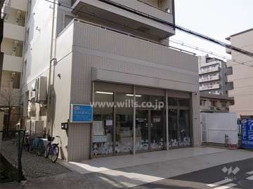 建物北側一部は店舗になっています。