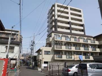 周辺はマンションと一戸建てが混在する住宅地です。